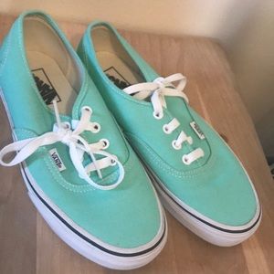 Only worn for senior pictures great condition